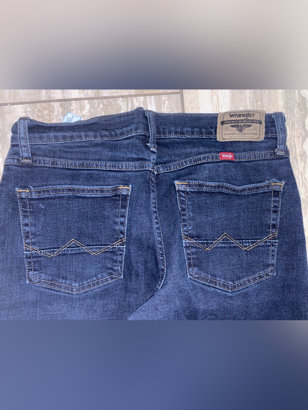 Wrangler 32x30 women’s Dark Blue Denim Jeans EUC